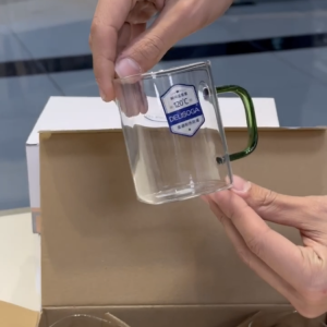 لیوان پیرکس دسته رنگی  مربعی دلی سوگا